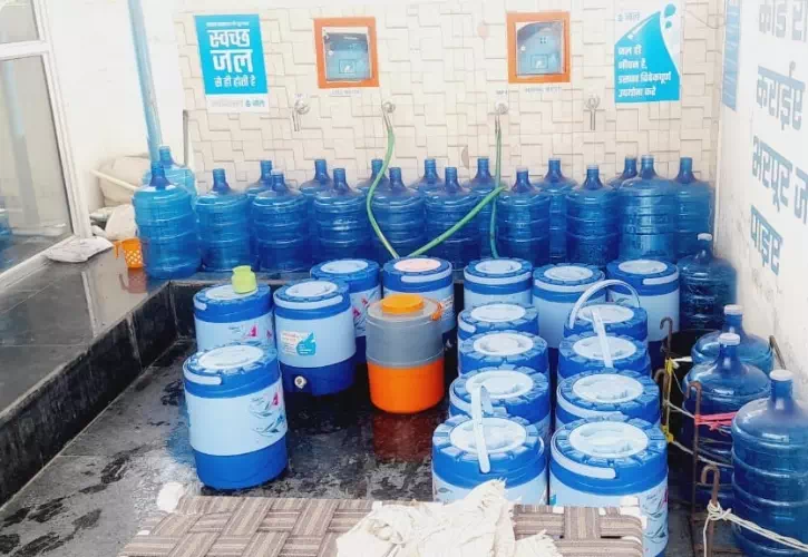 water-cans-for-distribution