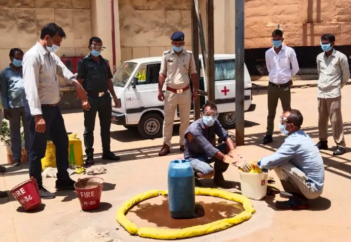 water-cans-for-distribution